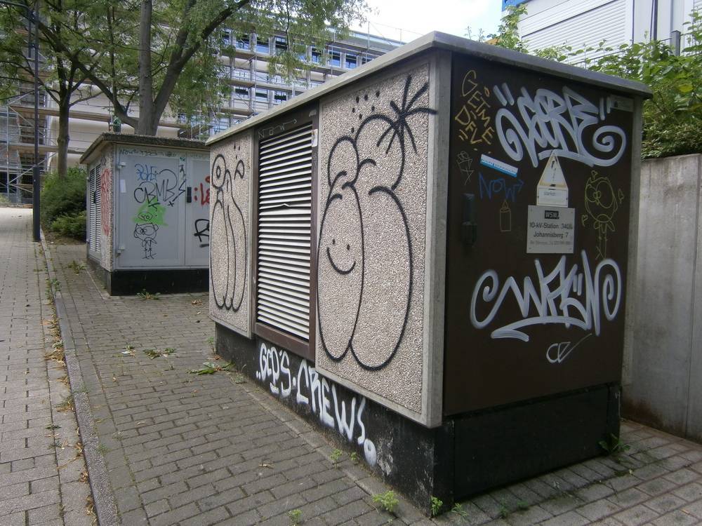  Wahllos besprühte Flächen — so wie diese beiden Stromkästen am Johannisberg in Elberfeld — gibt es überall in Wuppertal. Ein Bürgerantrag aus Oberbarmen fordert die Stadt auf, etwas gegen diesen „Wildwuchs“ zu unternehmen. 