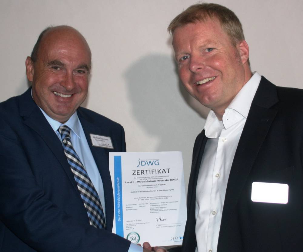  Michael Dohmann, Geschäftsführer (li.) und Dr. Marcel Prymka, Chefarzt der Wirbelsäulenchirurgie. 