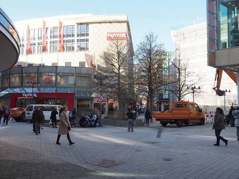  Die Achse von der Morianstraße bis zum Wall und in Verlängerung mit der Schlössersgasse bis zum Von-der-Heydt-Platz ist somit deutlich schneller durchgehend erneuert als geplant. 