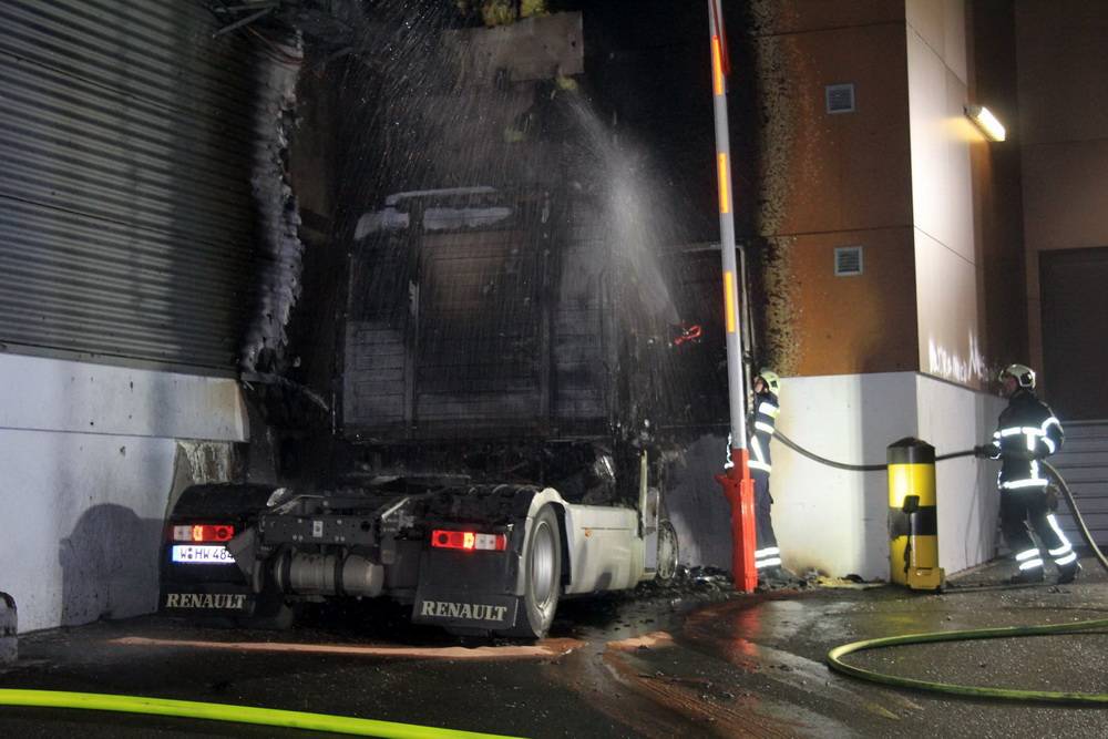  Der Sachschaden an Lkw und Gebäude ist enorm. 