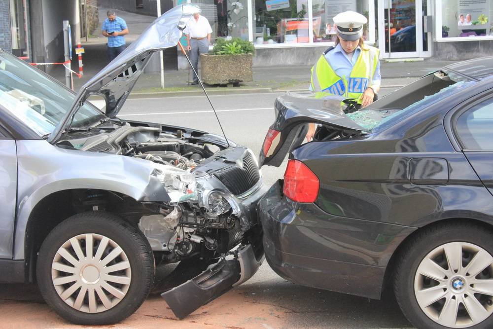  Die Wagen waren erheblich beschädigt.  