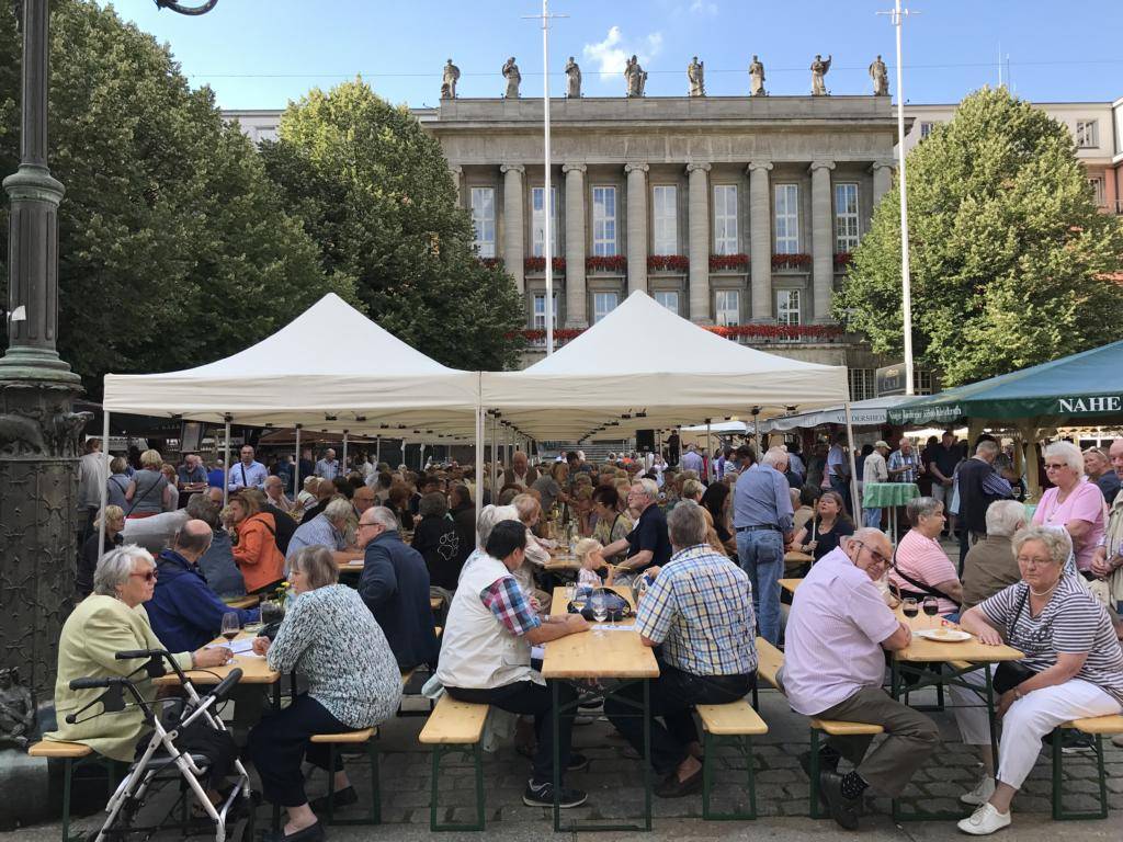 Großer Andrang beim 34. Weinfest: "Die Barmer können genießen"