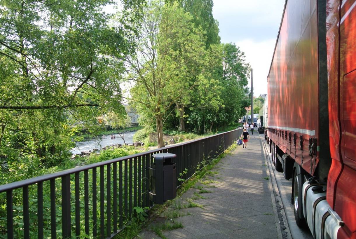  Parkende Lastwagen versperren Sicht und Zugang zum neu geschaffenen Wupperzugang, der links zu erkennen ist. 
