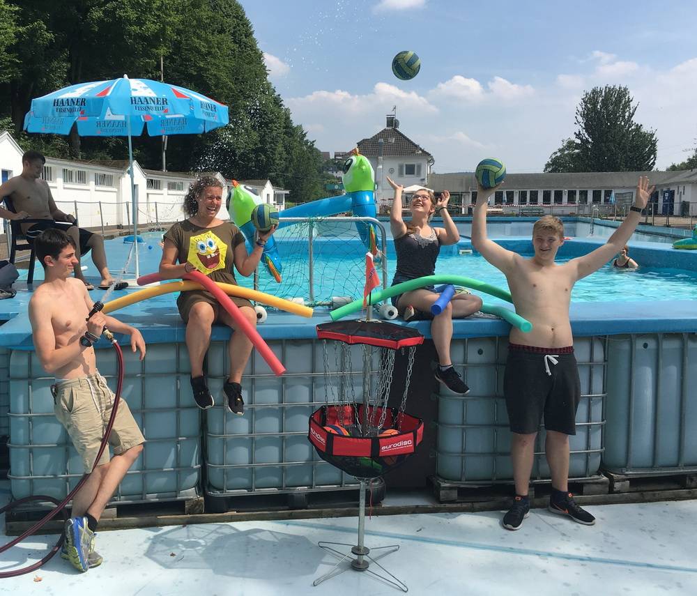  Das Ferienbetreuer-Team (v.li.): Malte, Lea, Saskia und Erik mit Unterstützung von Mani, Hendrik und Tim. 