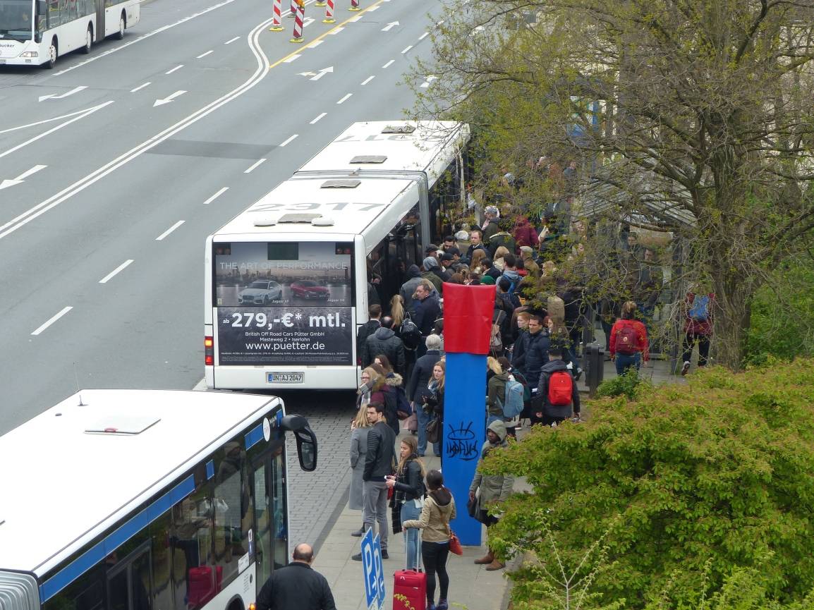  Ein Bild, das sich um Ostern zwei Wochen lang bot: Dicht an dicht quetschen sich die Menschen in den Schienenersatzverkehr. 