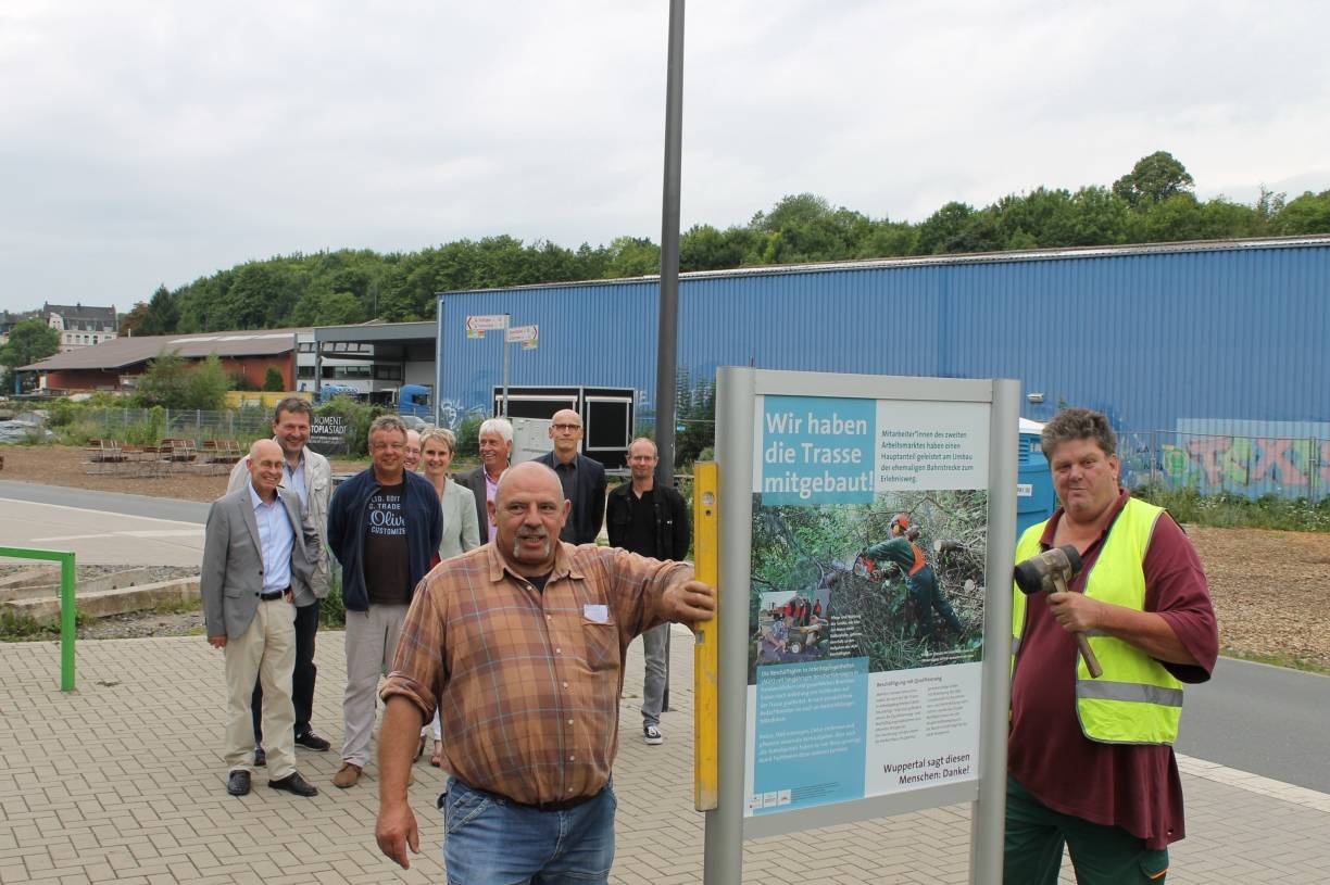  Die Helfer haben je nach individuellem Bedarf zum Beispiel in den Bereichen Metall, Holz, Farbe, Schweißen oder Garten- und Landschaftsbau weitergebildet und konnten anerkannte Zertifikate erwerben. 