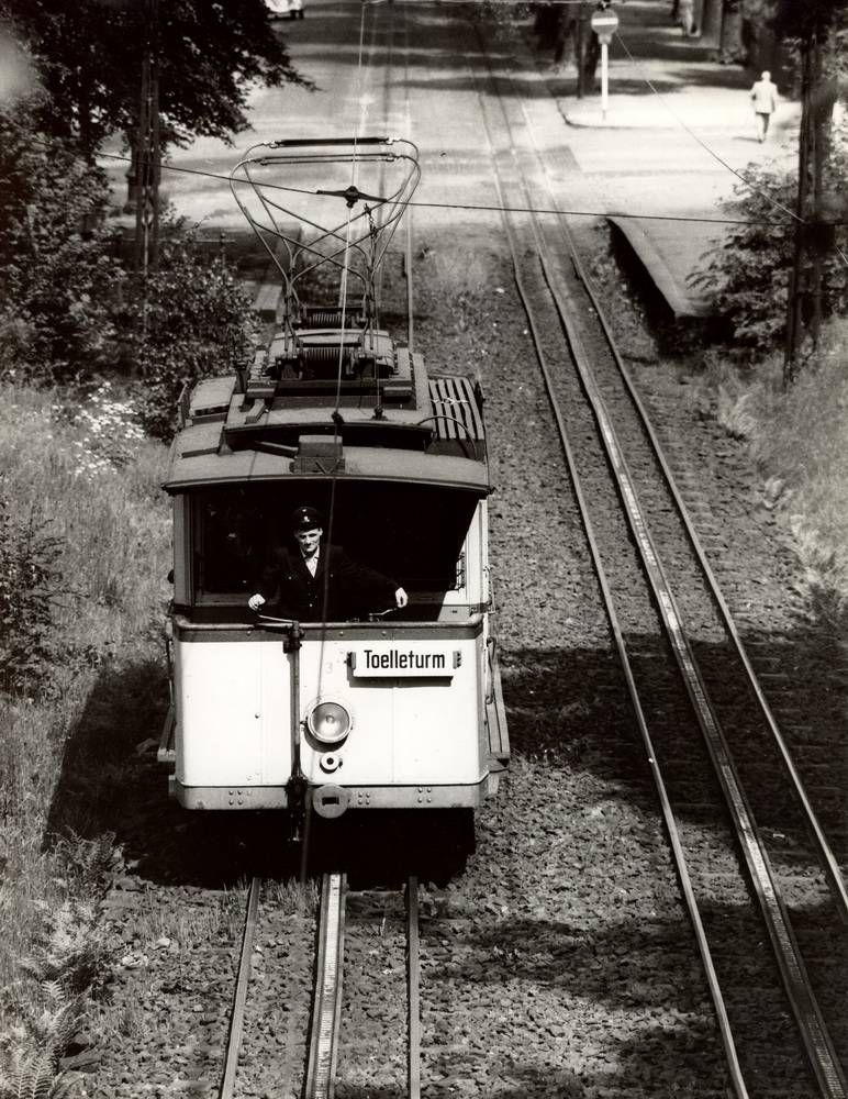  Immer noch ein Wuppertaler Sehnsuchtsobjekt: Die Barmer Bergbahn — hier auf einer Fahrt kurz vor der Stilllegung. 