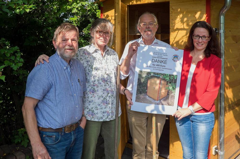  Das Foto von Manfred Feistel zeigt (v.li.) Leo Schmitz (Lehrer im Ruhestand), Andrea Enders (stellvertretende Schulleiterin), Eberhard Hagen (Lions Club Bergischer Löwe) und Schulleiterin Bettina Dittert. 