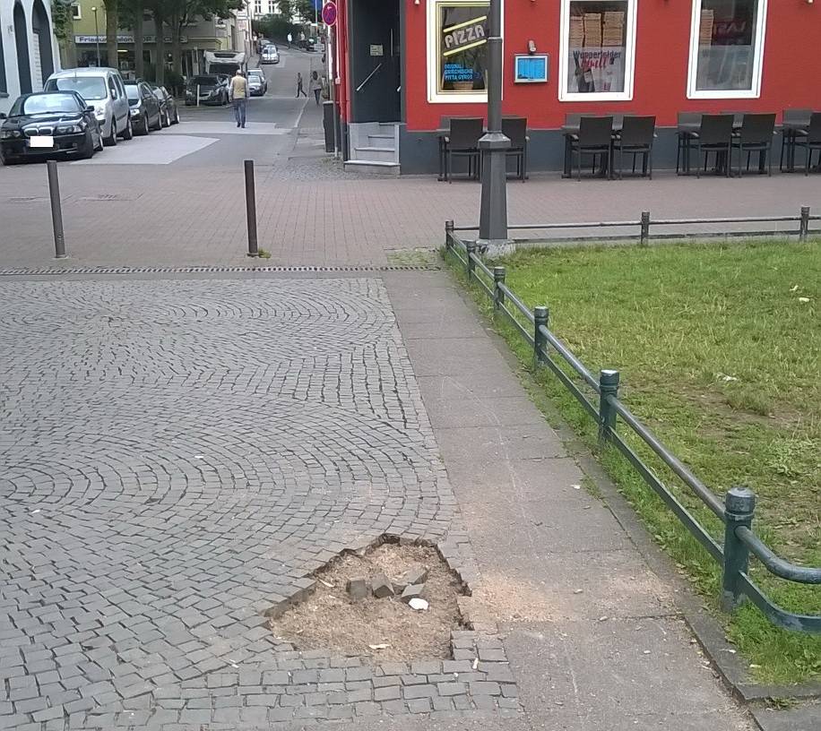  Ein Loch ist im Pflaster. 