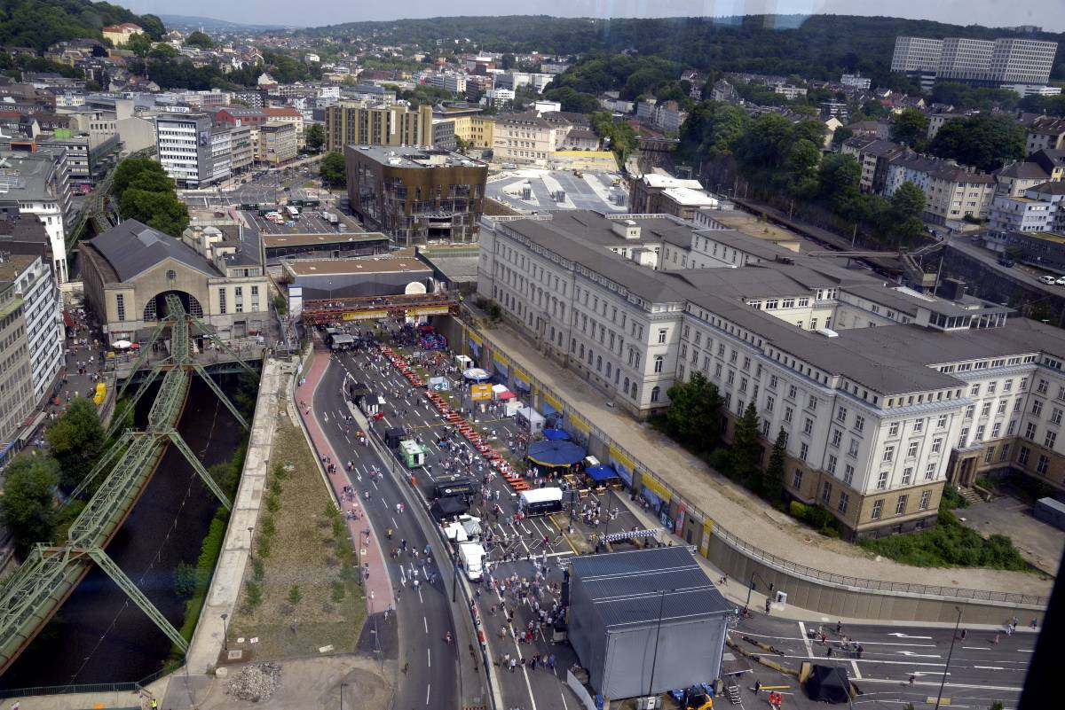 Die Bilder: Wuppertal feiert auf der B7 - und nebenan