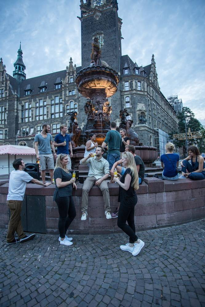  Für das Wuppertaler „Stadtporträt“ posierte die Liwo-Crew mit der Wuppertaler Limonade am beleuchteten Neptunbrunnen am Neumarkt. 