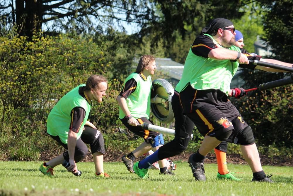  Jugger in Aktion: Die Spieler mit den „Pompfen“ beschützen den Läufer mit dem „Jug“.  