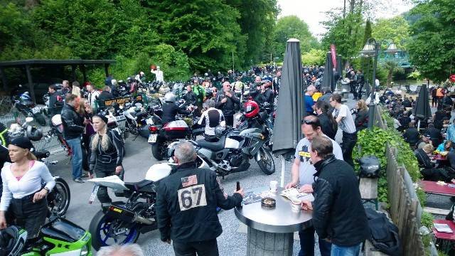  Treffpunkt ist das Café Hubraum. 