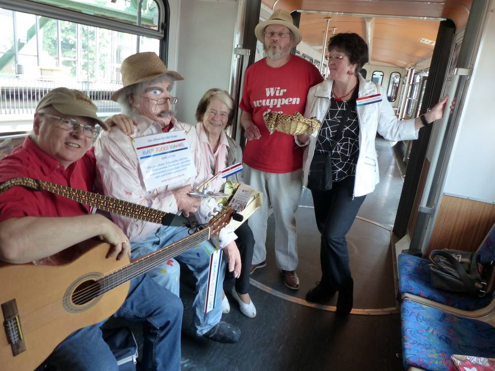  Endlich in der Schwebebahn (v.l.): Ronald Graf, Maskottchen Herr Reuter, Frigga Szytar, Walter Köhler und Ute Schier bei der ungewöhnlichen Aktion, der bald weitere folgen sollen. 