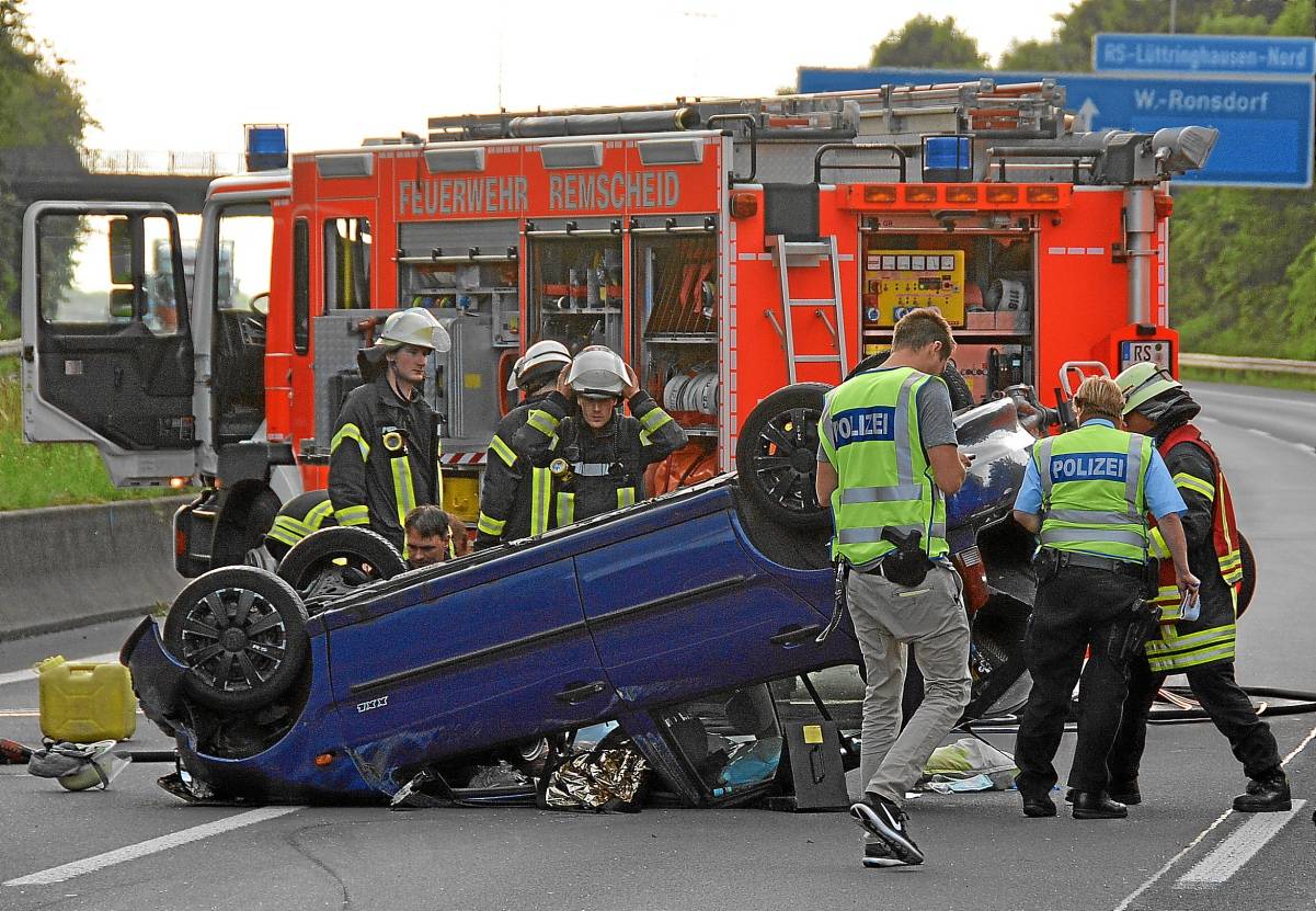 A 1: Auto landet auf dem Dach