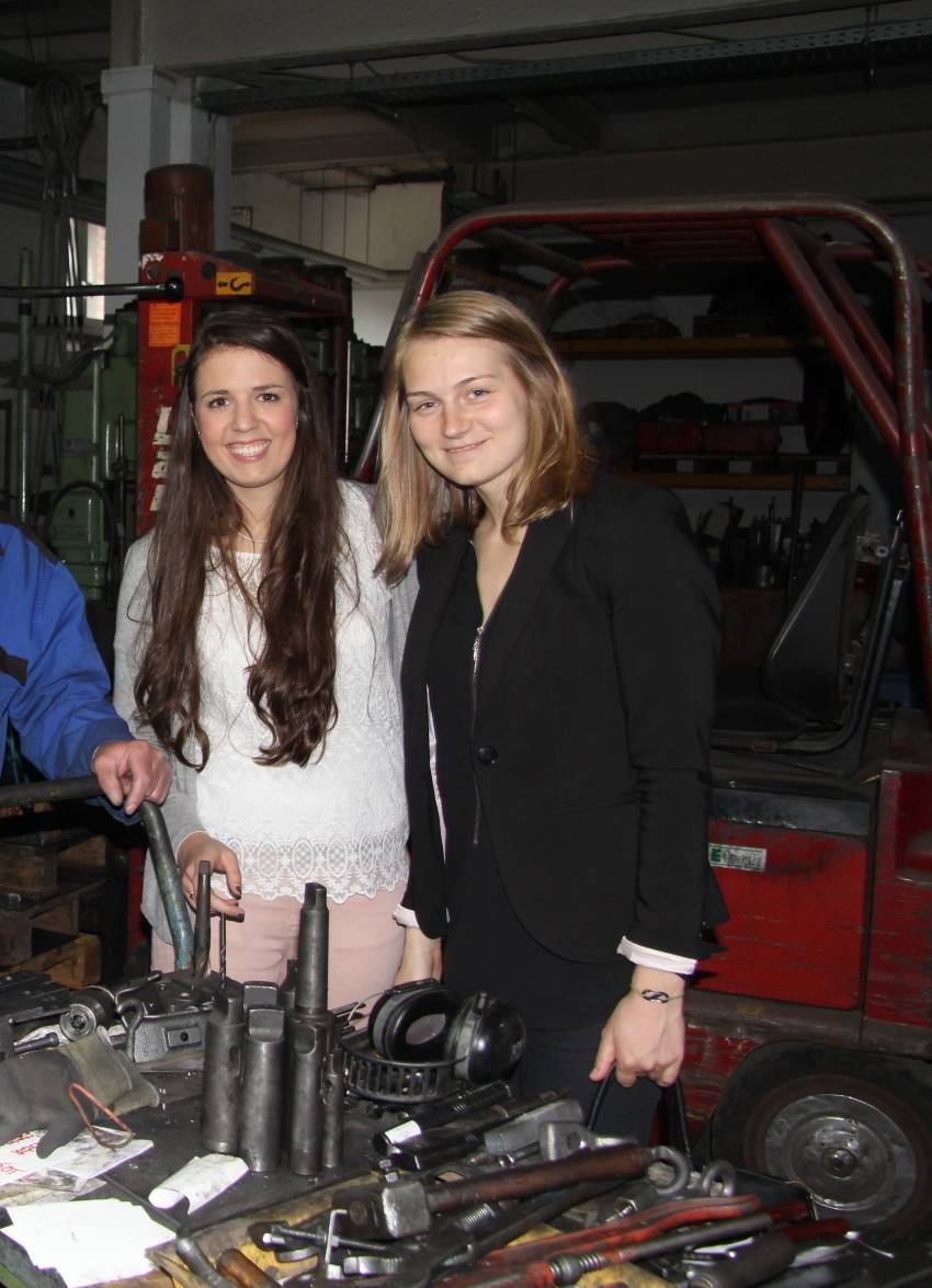  Hannah Bader (links) und Sophie Blasberg kümmern sich für die Firmengruppe Küpper um die „Königsberger Höfe“. 