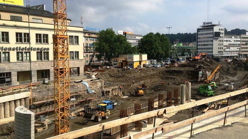 August 2015: Die Erd- und Gründungsarbeiten vor dem Köbo-Haus sind auf ihrem...