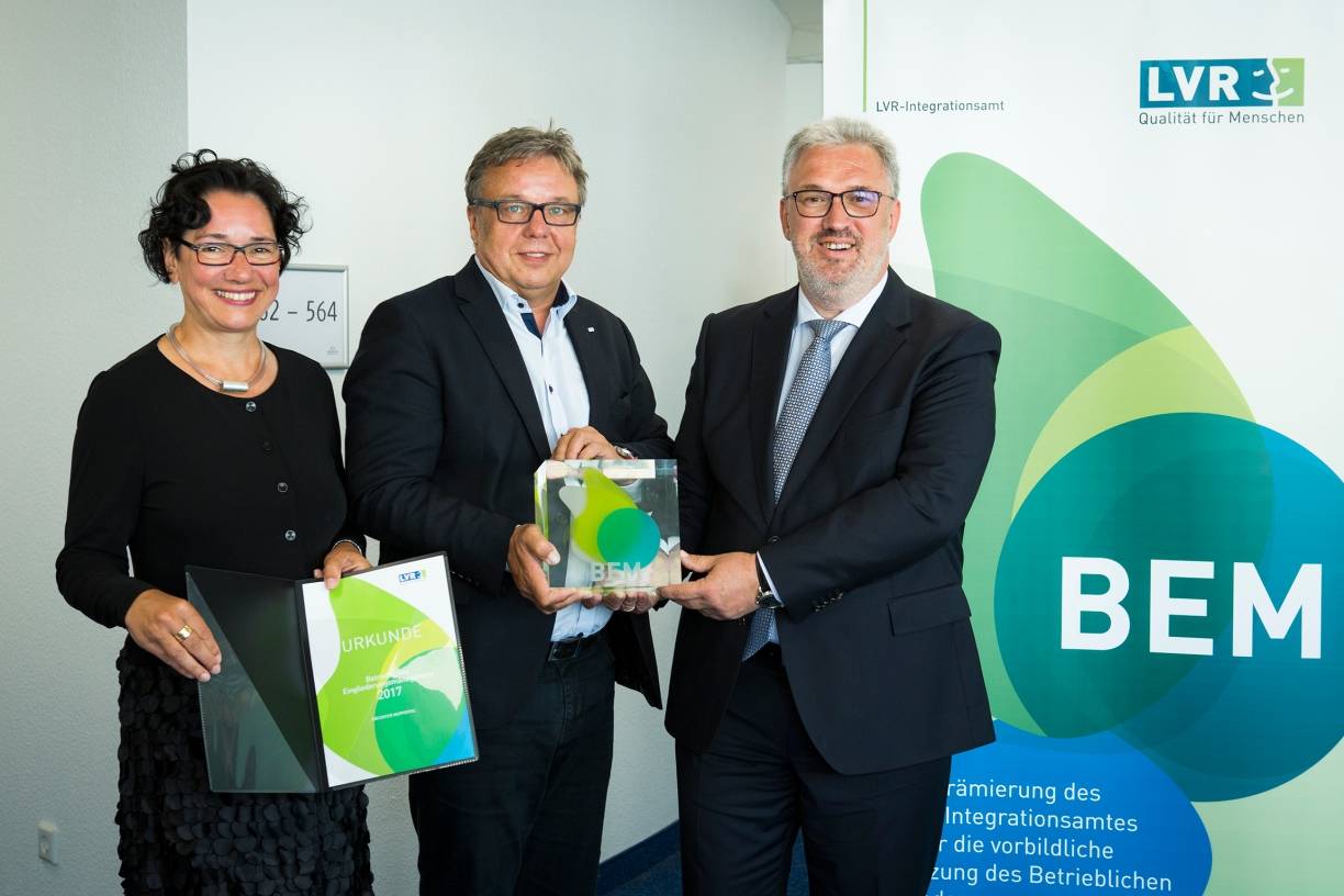  Gerhard Zorn (r.), stellvertretender Leiter des LVR-Integrationsamtes, hat die BEM-Prämie an Thomas Lenz, Vorstandsvorsitzender der Jobcenter Wuppertal AöR, und Andrea Windrath-Neumann, Leiterin Personal, übergeben. 