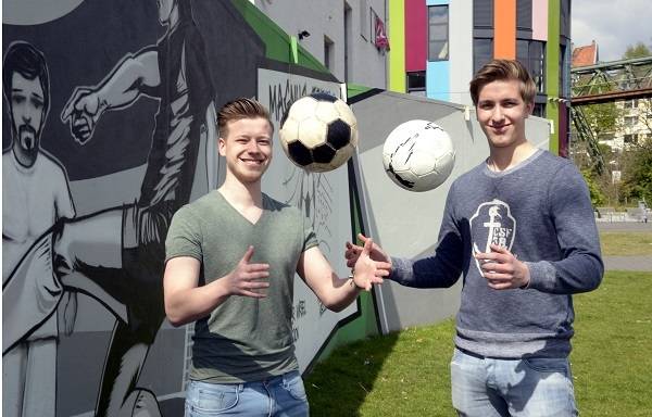  Justus (links) und Julius Faust beschäftigen sich physikalisch mit dem richtigen Kick und der Flugbahn des Balls beim Fußballspiel. 