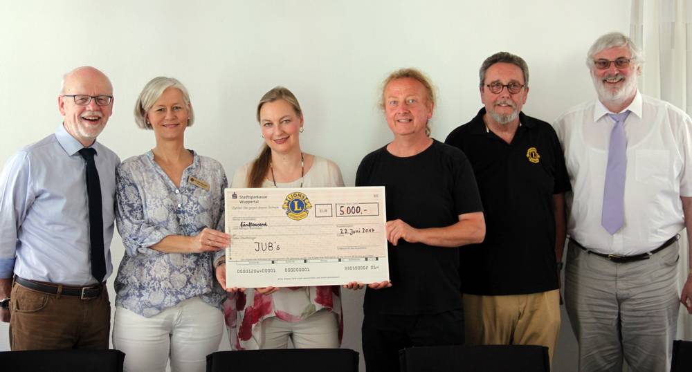  Das Foto zeigt bei der Übergabe: Ulrich Liebner (Diakonie), Dr. Anke Karrasch, Roswita Dasch (Lions), Christian Heuer (JUB’s), Detlef Emmert (Lions) und Dr. Martin Hamburger (Diakonie). 