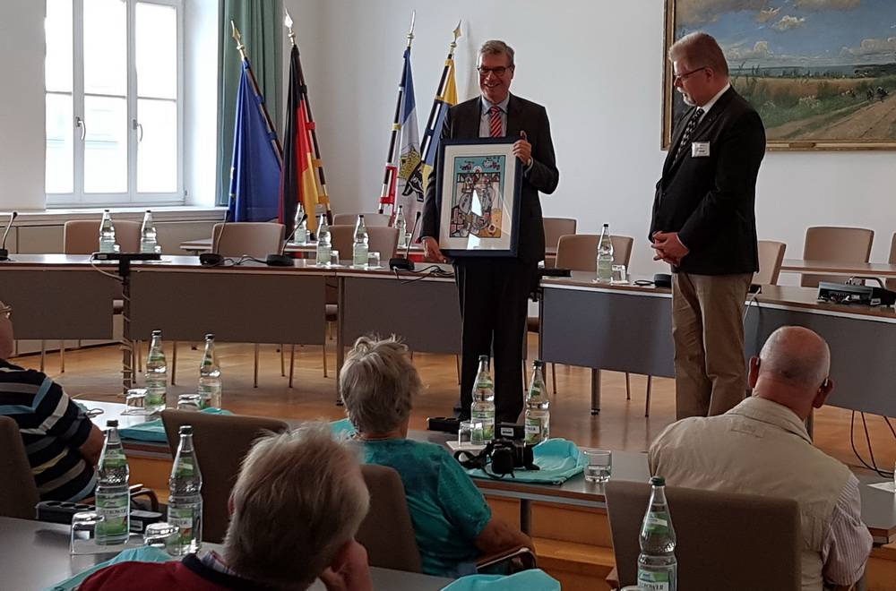  Die Übergabe des Kunstwerks. 