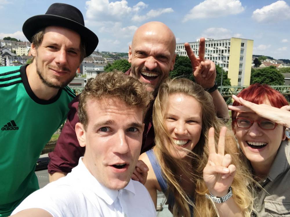  Von li.: Alexander Peiler, Julian Grüter, Thomas Braus, Barbara Büchmann (Regieassistentin) und Sylvia Martin (Theaterpädagogin).  