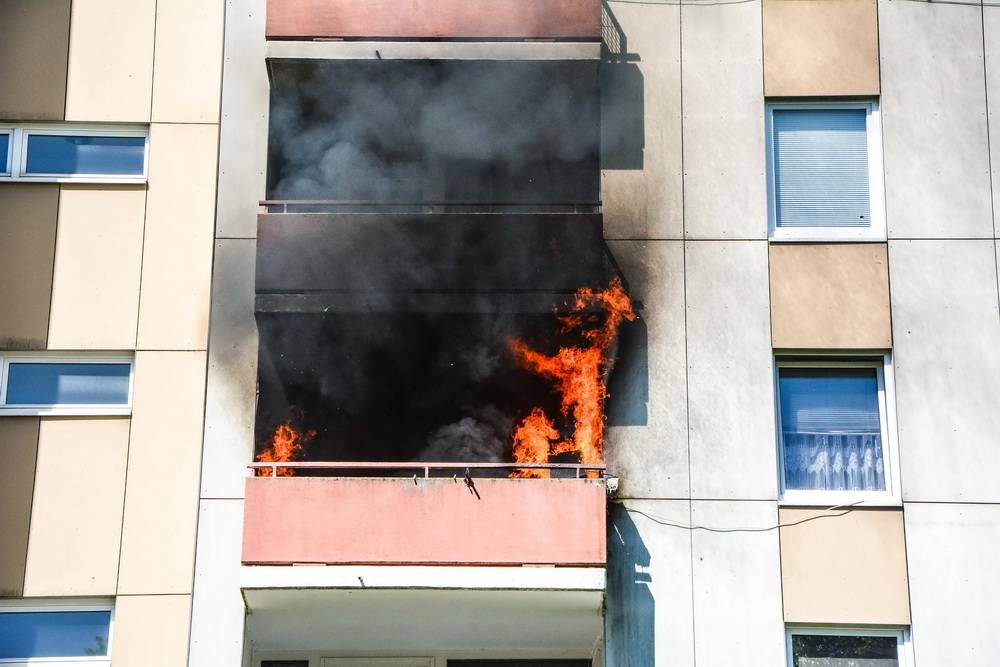 Flammen auf dem Balkon