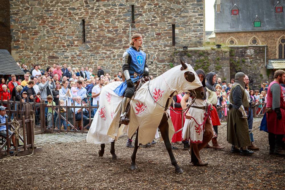 Mit Schwert und Rüstung