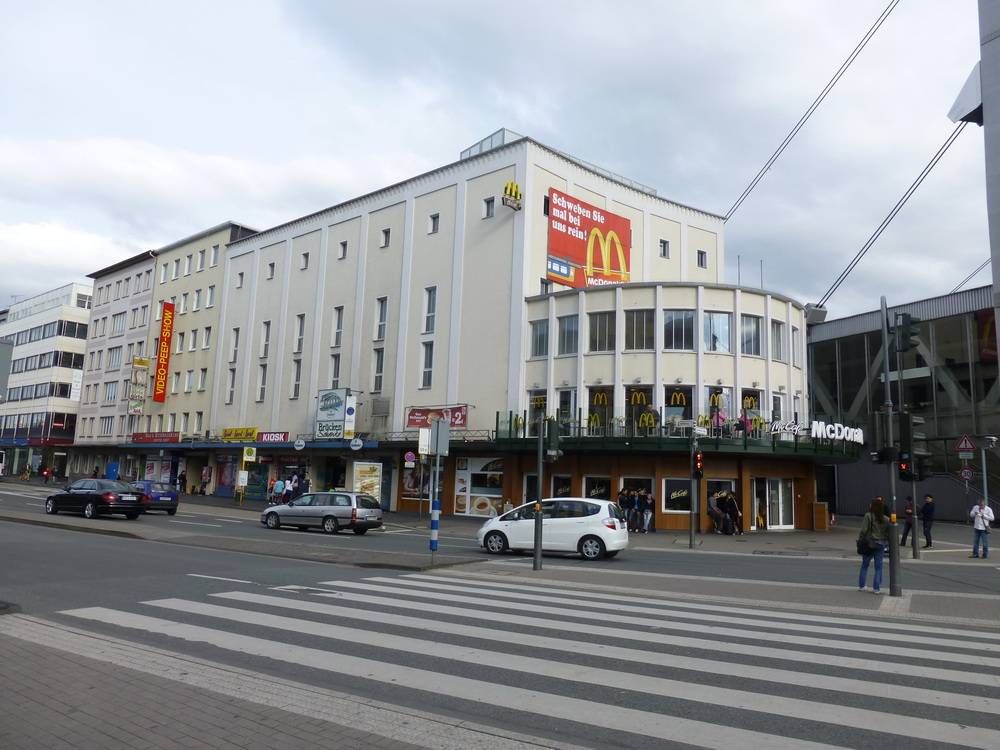  Am Alten Markt wird die Bushaltestelle 3 seit Anfang Mai für zwei Monate lang umgebaut. Von McDonald's bis zum Fußgängerüberweg am Café Moritz wird sie behindertengerecht ausgestattet. 
