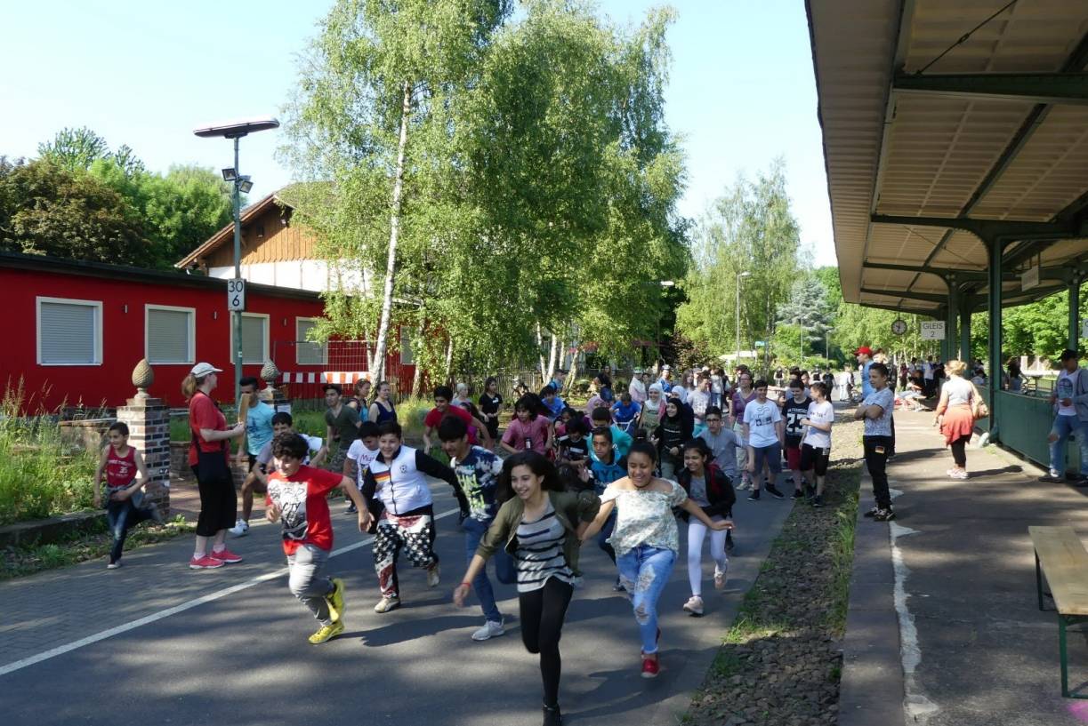  Fürs Kinderhospiz waren 250 Schüler von der Emilienstraße jetzt auf der Trasse aktiv — mit viel Unterstützung von Wuppertalbewegung, „Café Tacheles“, Kuchenspendern und vielen weiteren Helfern. 