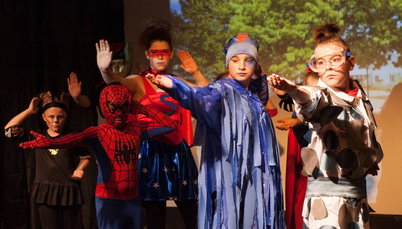  In den Eigenproduktionen verhandeln die Darsteller Träume, Gefühle, Pubertät, Helden oder den Wandel von Ort und Zeit.  