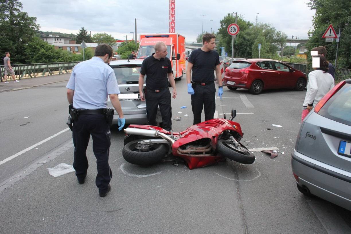 Motorrad kracht gegen Auto
