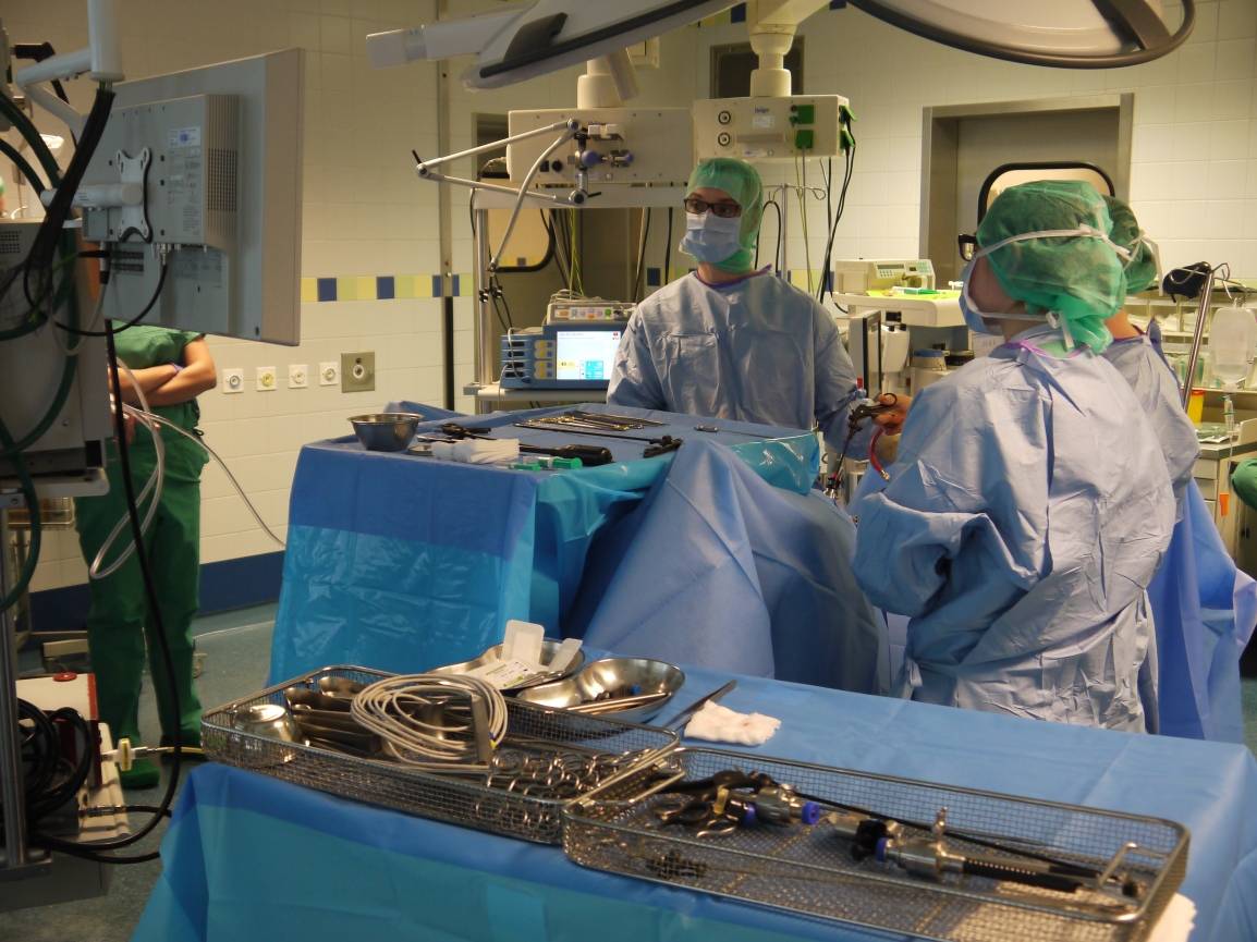 Chefarzt Dr. med. Clemens Stock bei einem minimal-invasiven Eingriff. Der Blick ist...