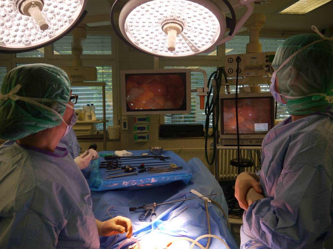 Ist bei einem klassischen Bauchschnitt die direkte Sicht des Arztes ins OP-Feld...