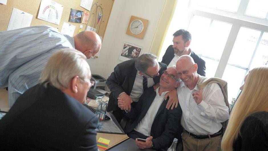 Pure Erleichterung: Es hat für die drei SPD-Kandidaten gereicht. OB Mucke herzt Dietmar...