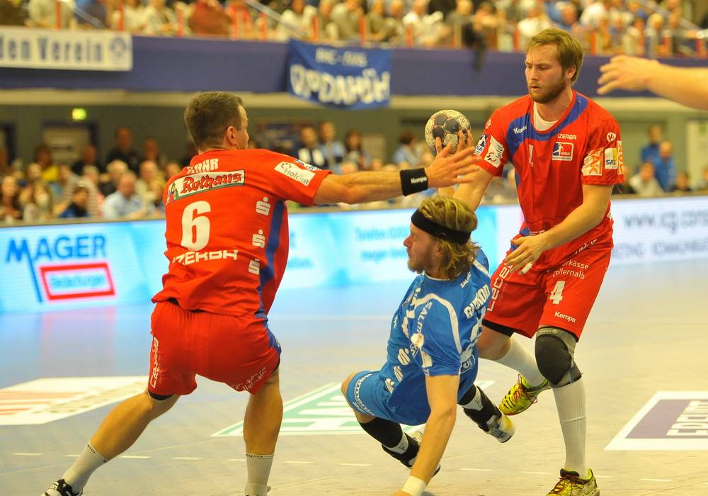  Fabian Gutbrod (blaues Trikot) im Match gegen Balingen. 