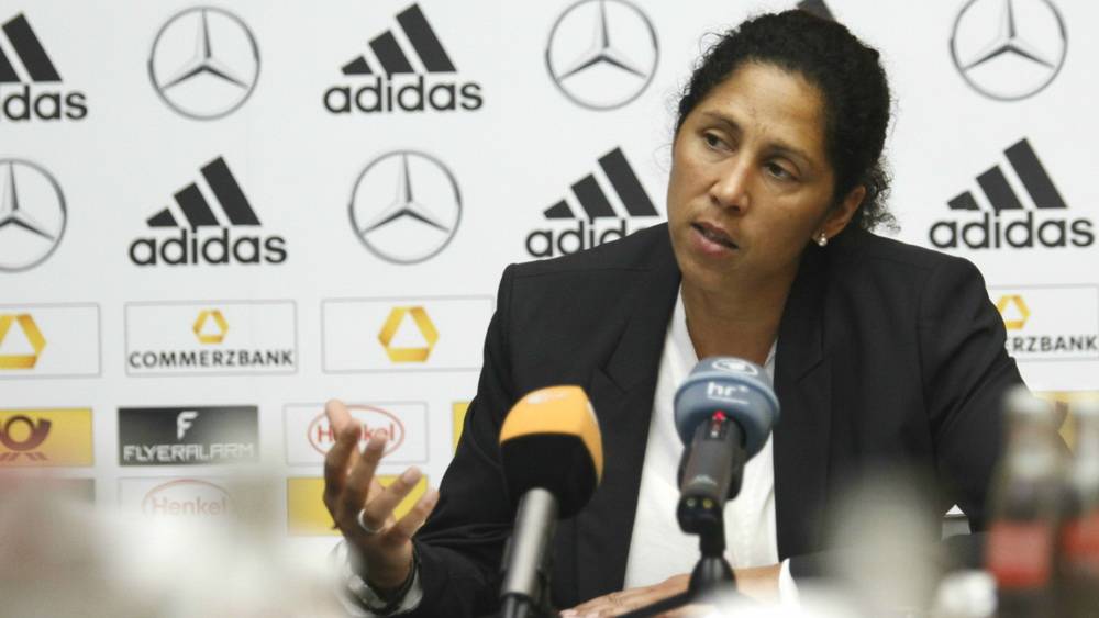  Die Bayer-Halle ist dieses Wochenende Schauplatz einer Premiere: Erstmals lässt der DFB hier die Deutsche Meisterschaft der B- und C-Juniorinnen-im Futsal ausspielen. Samstag ab 9.30 Uhr treten fünf Meister der Regionalverbände und drei Zweitplatzierte bei den C-Juniorinnen gegeneinander an. Sonntag ebenfalls ab 9.30 Uhr sind die Top-Teams der B-Juniorinnen in der offiziellen Variante des Hallenfußballs dran. Möglicher Überraschungsgast beim „Futsal-Cup“ getauften Premieren-Turnier: Frauen-Bundestrainerin Steffi Jones. 