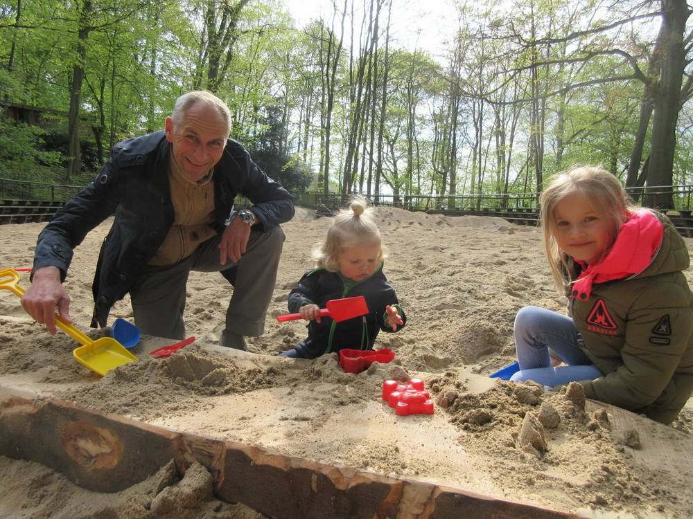  Zoodirektor Dr. Arne Lawrenz testet die "WupperDüne". 
