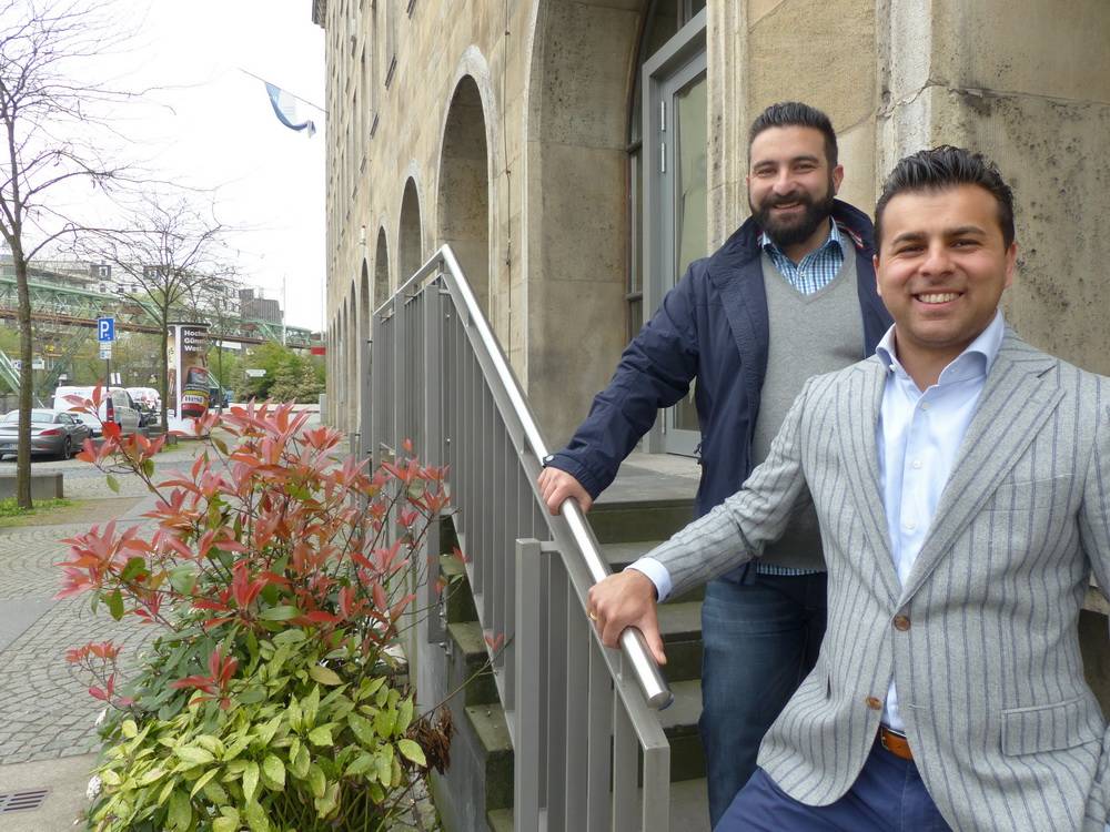  Tansel Cengiz (li.) und René Memedov wollen den Wuppertalern demnächst im „Hüftgold 900°“ am Islandufer einen Treffpunkt für jedermann bieten, der als Grill, Bar und Café bodenständige Küche und bestes Gourmet-Fleisch unter ein Gastro-Dach bringt. 