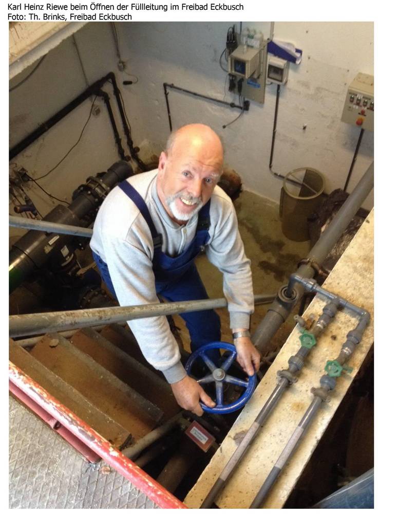  Karl Heinz Riewe öffnet im Freibad Eckbusch die Füllleitung - ein Bild aus dem Jahr 2015. 