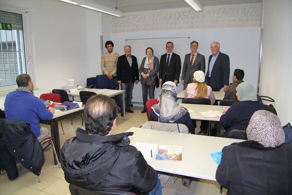  Sprachlehrer und GEFA-BANK-Geschäftsführung zu Beginn des Sprachunterrichtes für Flüchtlinge. 