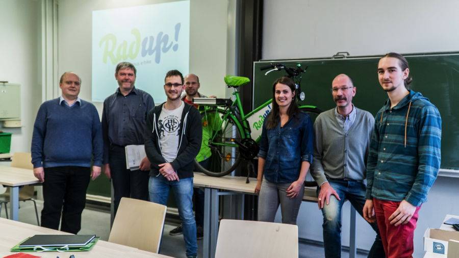  Das „Radup!-Team" freut sich, das Projekt bald in die Tat umzusetzen. Von li.: Dr. Werner Hofschuster, Prof. Dr. Bruno Lang, Dominik Höltgen, Matthias Greiling, Caroline Groneberg, Prof. Kristian Wolf, Lukas Vaupel. 