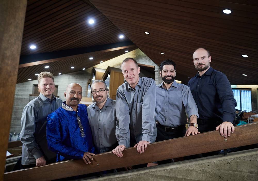  Das "Ensemble Noisten" sind Reinald Noisten (Klarinetten), Claus Schmidt (Gitarre, Bouzouki), Andreas Kneip (Kontrabass), Shanmugalingam Devakuruparan (Tabla und andere Schlaginstrumente), Robert Mäuser (Orgel) und Murat Cakmaz (Neyflöte). 