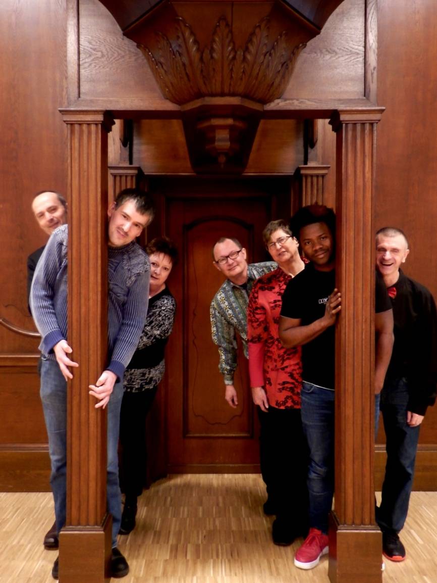  Schöne Atmosphäre, nette Gäste und tolle Kollegen — so sieht sich „Wiki“ selbst. Oben im Bild das Team, auf dem kleinen Foto die frühere Wichlinghauser Kirche, in der es zu Hause ist.  