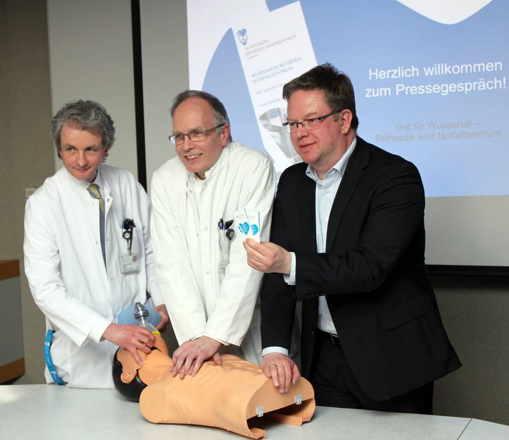  Jeder kann Leben retten! Dafür hat das Bethesda Krankenhaus ein Notfallzentrum gegründet (v.l.): Dr. Martin Weiss, Chefarzt der Klinik für Intensivmedizin, Dr. Gunnar Kalund, Leiter des Notfallzentrums und Leitender Notarzt der Stadt Wuppertal, sowie Geschäftsführer Georg Schmidt bei der Gründung. 