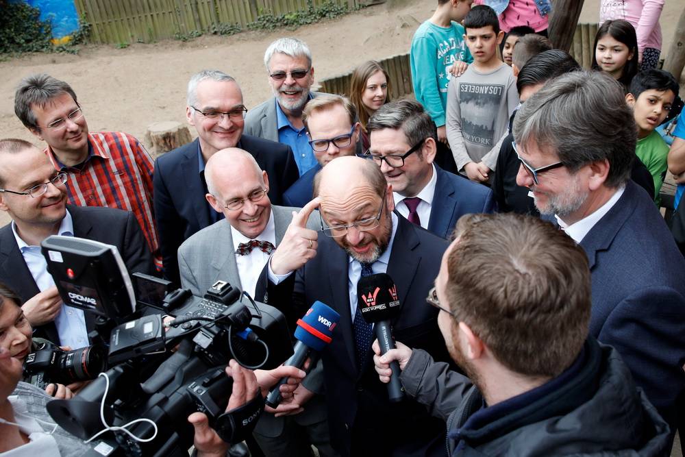  Martin Schulz stellt sich den Fragen der lokalen Medien. 