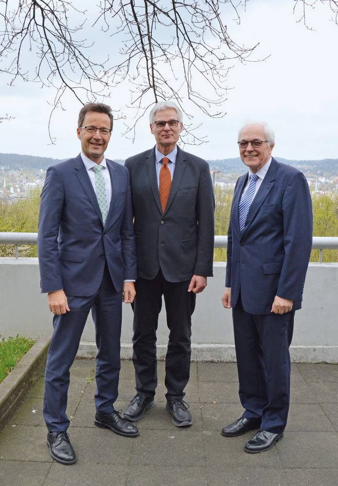  Uni-Kanzler Dr. Roland Kischkel (Mitte) mit Rektor Prof. Dr. Lambert T. Koch (links) und dem Hochschulratsvorsitzenden Dr. h.c. Josef Beutelmann, Leiter der Hochschulwahlversammlung. 