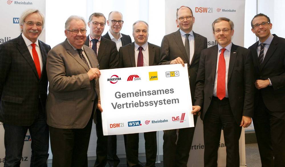  Ulrich Jäger (Geschäftsführer der WSW mobil, GmbH 3.v.l.) mit (v.l.) Manfred Kossak (DSW21), Gisbert Schlotzhauer (Bogestra), Michael Clausecker (Rheinbahn), Klaus-Peter Wandelenus (DVG), Carsten Liedtke (SWK), Hubert Jung (DSW21) und Michael Feller (Evag). 