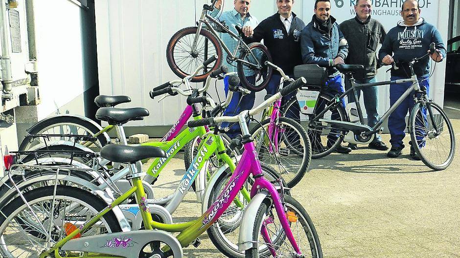 Flüchtlinge machen Fahrräder fit