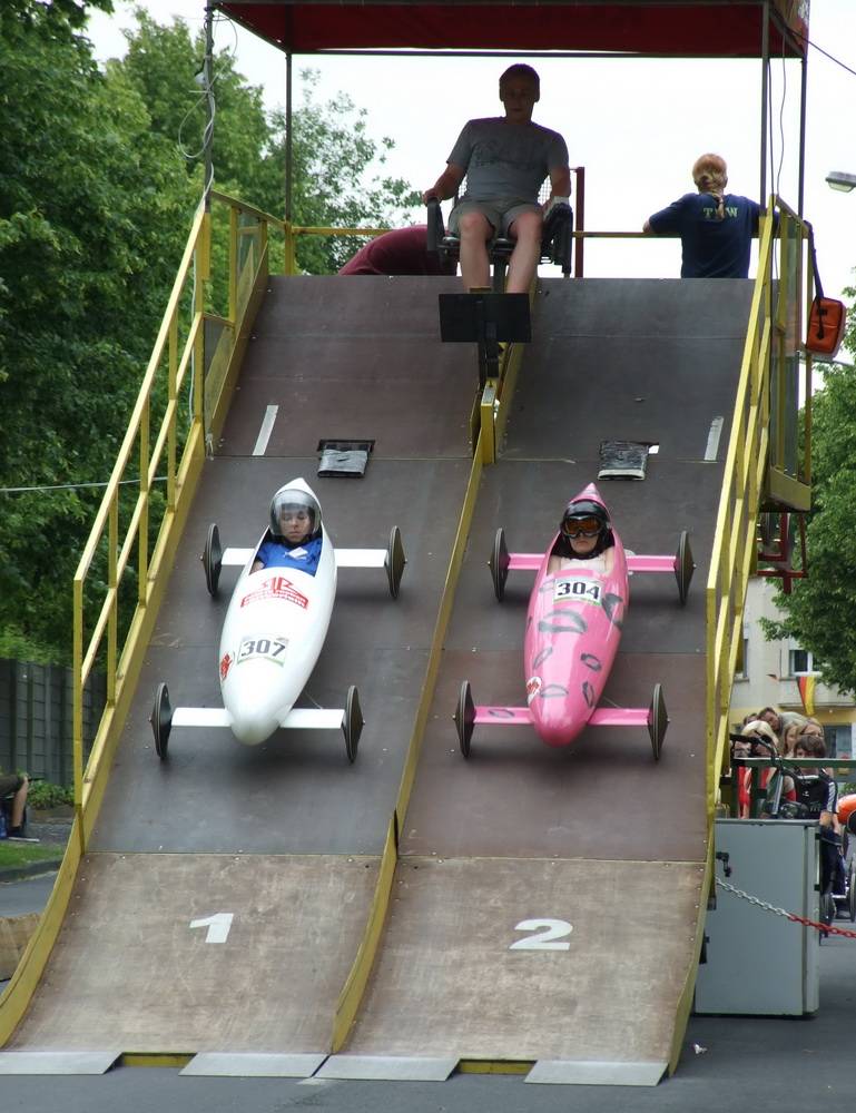 B7-Eröffnung mit Seifenkistenrennen